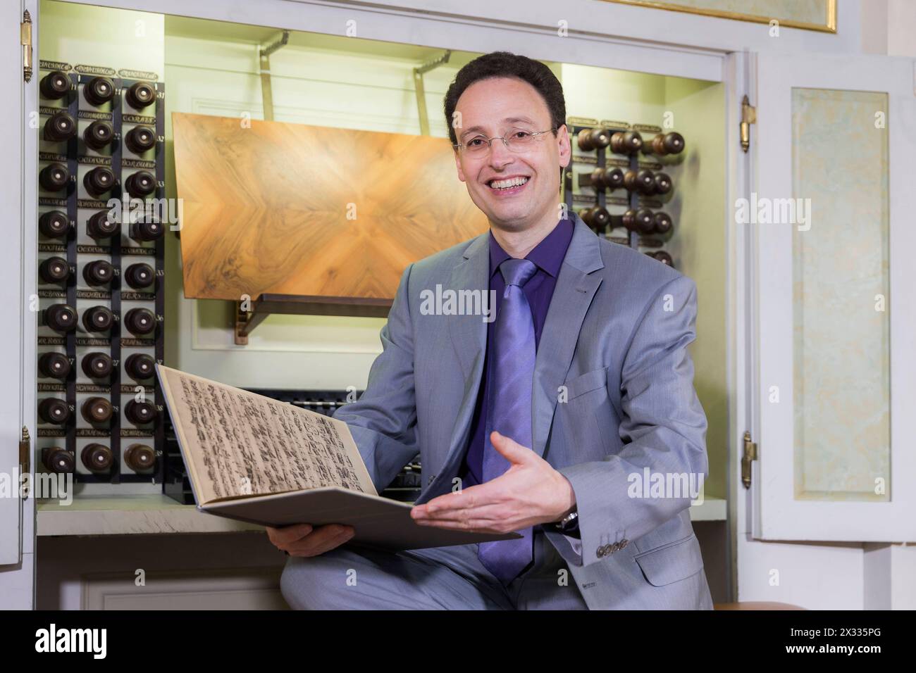 Samuel Kummer der ehemalige Frauenkirchorganist Samuel Kummer. Nach Streitigkeiten mit seinem Arbeitgeber wurde ihm durch die Frauenkirche gekündigt. Ein Versuch dagegen vor Gericht vorzugehen, hatte keinen Erfolg. Am 23.04.2024 brach der Musiker plötzlich zumamen und verstarb. Dresden Sachsen Deutschland *** Samuel Kummer der ehemalige Frauenkirche-Organist Samuel Kummer wurde nach Streitigkeiten mit seinem Arbeitgeber von der Frauenkirche entlassen. Ein Versuch, rechtliche Schritte einzuleiten, war erfolglos am 23. April 2024, brach der Musiker plötzlich zusammen und starb Dresden Sachsen Deutschland Stockfoto