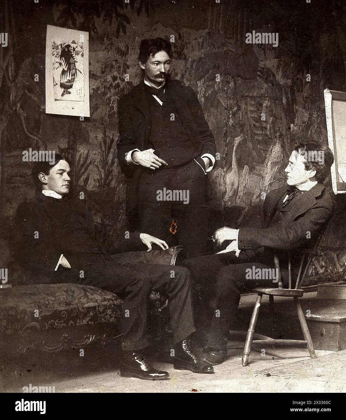 Ashcan School Artists, ca. 1896, links nach rechts, Everett Shinn, Robert Henri, John French Sloan Porträt der Künstler - Maler; Mitglieder der Gruppe "die acht". Stockfoto