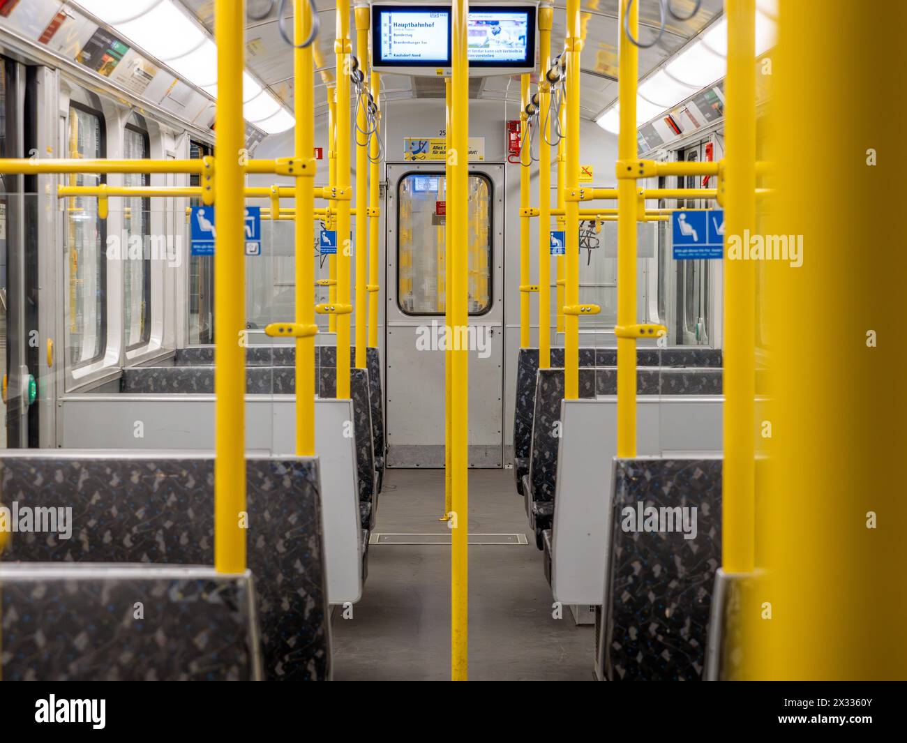 Innenraum eines U-Bahn-Wagens mit leeren Sitzplätzen in der Stadt Berlin. Der Wagen ist Teil der BVG (Berliner Verkehrsbetriebe). Stockfoto