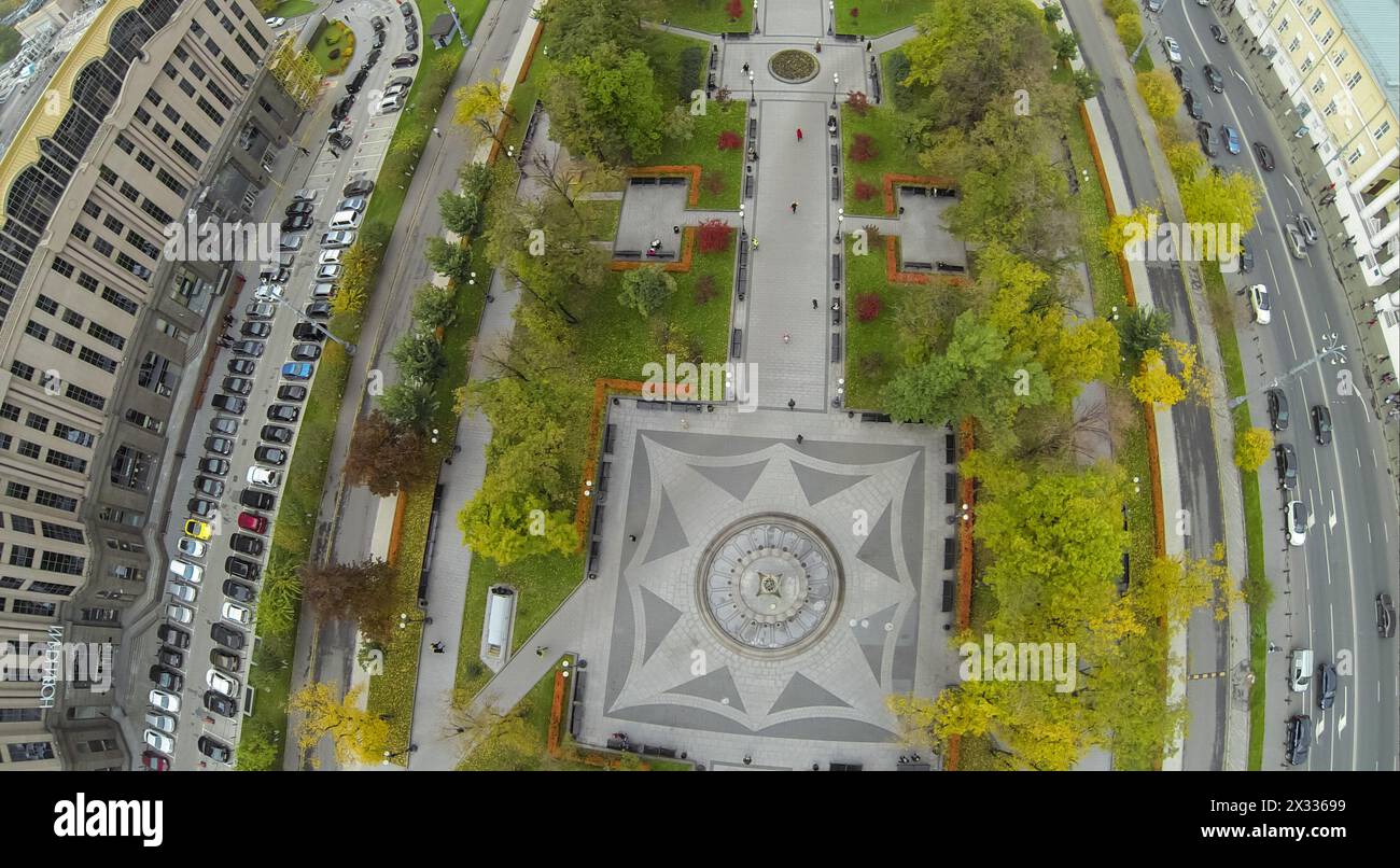 MOSKAU – 10. Oktober: Grünes Erholungsgebiet auf dem Kudrinskaja-Platz mit Bänken in der Nähe des Handelsgebäudes und der Autobahn (Blick vom unbemannten Quadrocopter) auf Octo Stockfoto