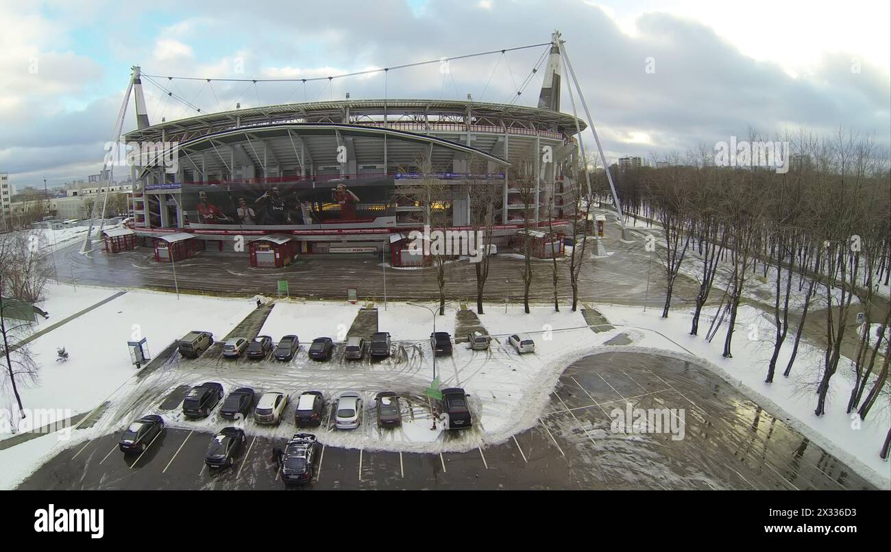 MOSKAU, RUSSLAND - 28. NOVEMBER 2013: Das Gebäude des Lokomotiv-Stadions und der Parkplatz daneben. Die offizielle Eröffnung des Stadions fand am 12. Juni statt. Stockfoto