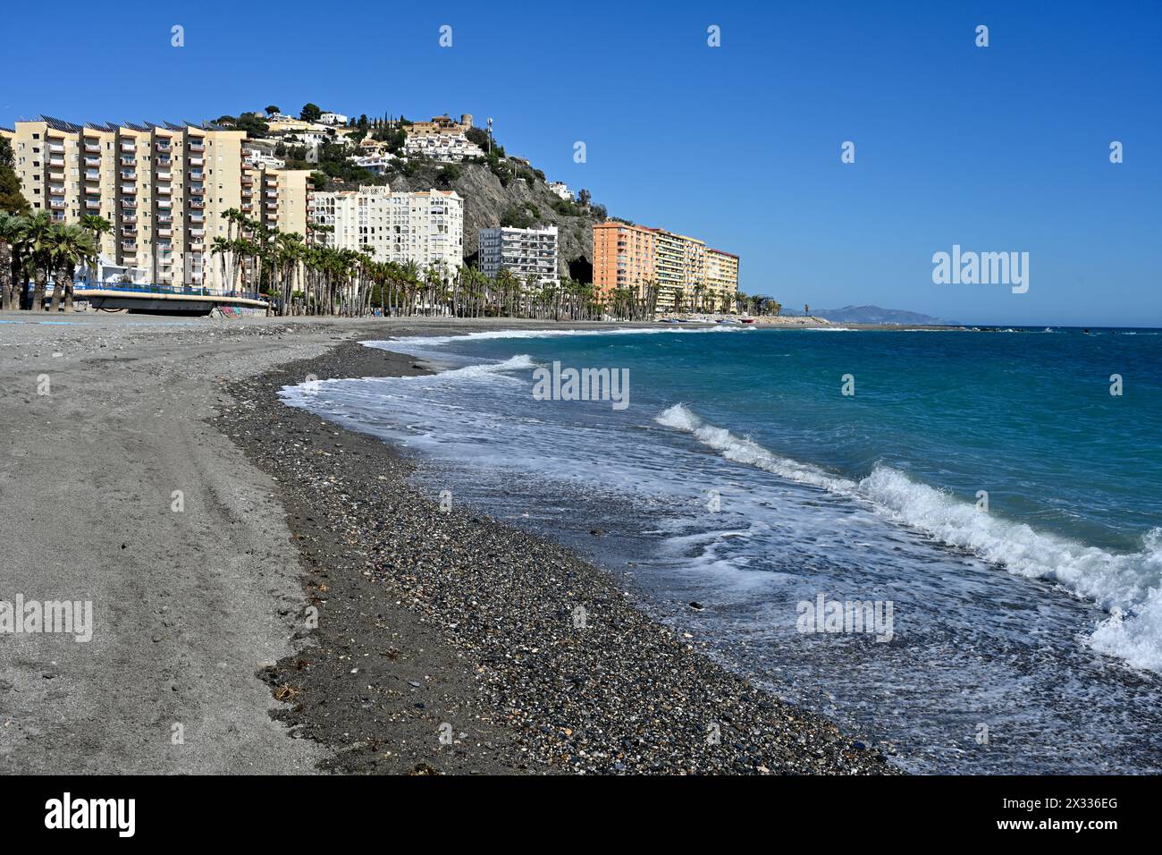 Playa Costa tropischer Strand am Mittelmeer mit Appartementhaus in Almuñécar, Südküste Spaniens Stockfoto