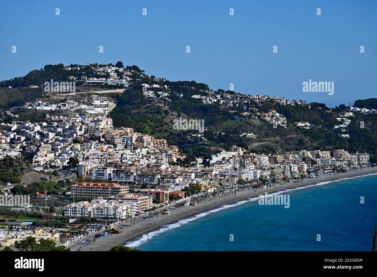 Blick auf den Badeort La Herradura entlang Spaniens Costa tropischer Mittelmeerküste Stockfoto