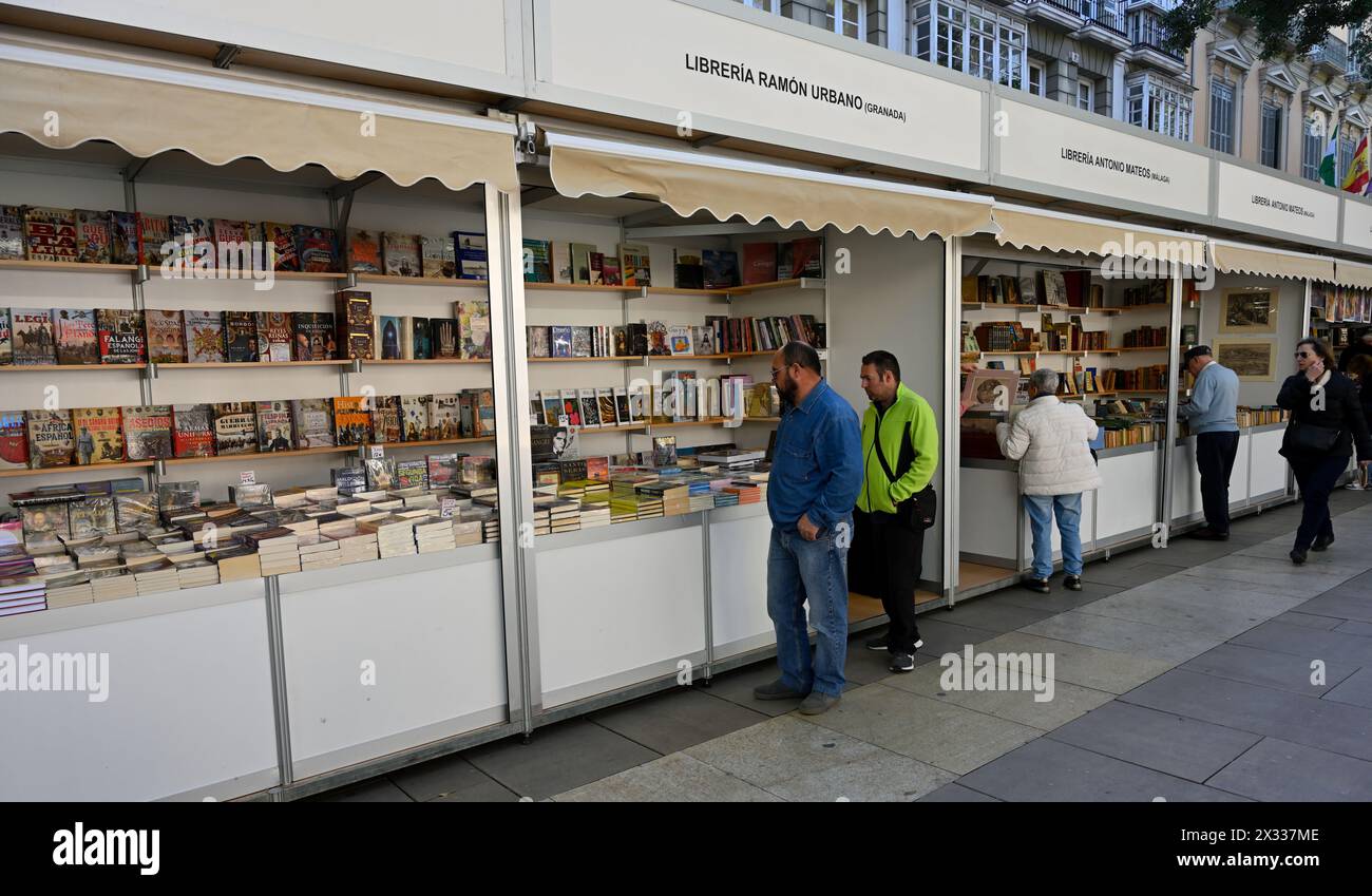 Verkaufsstände mit Büchern entlang der Alameda Principal, Plaza de la Marina im Stadtzentrum von Malaga, Costa del Sol, Spanien Stockfoto