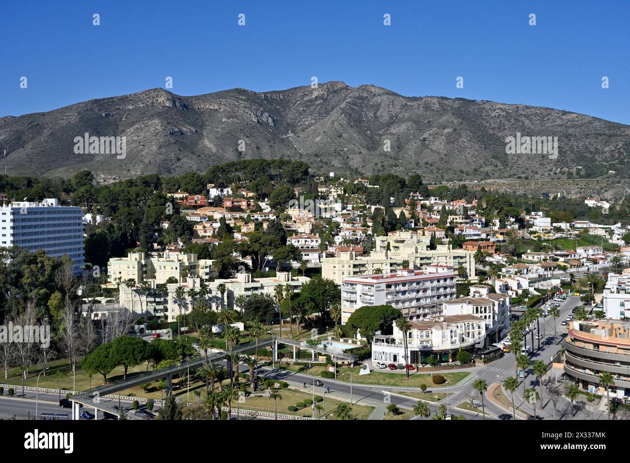 Blick über die touristische Stadt Torremolinos zu Hügeln und Bergen dahinter, Costa del Sol, Spanien Stockfoto