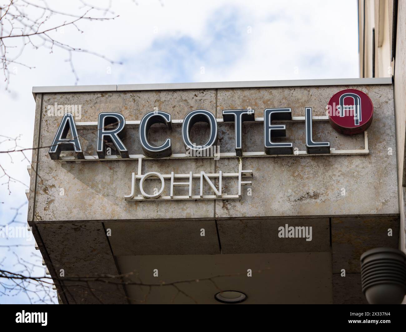 Das Arcotel John F-Logo befindet sich außen am Gebäude. Boutique-Hotel für wohlhabende Leute in der Nähe des Hackesche Markts. Gastgewerbe in der Stadt. Stockfoto