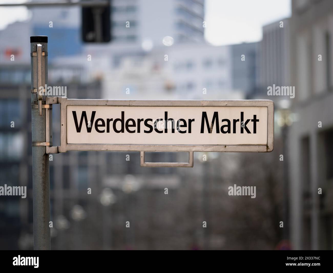 Werderscher Markt-Schild in Berlin. Reiseleiter für den Ortsnamen an einem historischen Ort in der Altstadt von Mitte. Deutsche Sprache auf der Beschilderung. Stockfoto