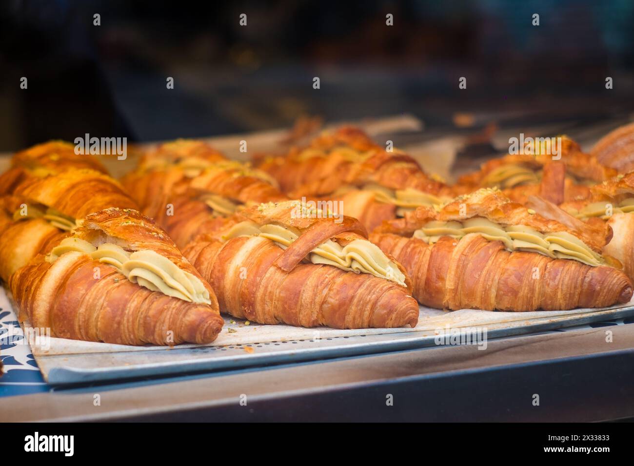 Croissants mit Pistaziencreme-Füllung in einer Backstube. Stockfoto