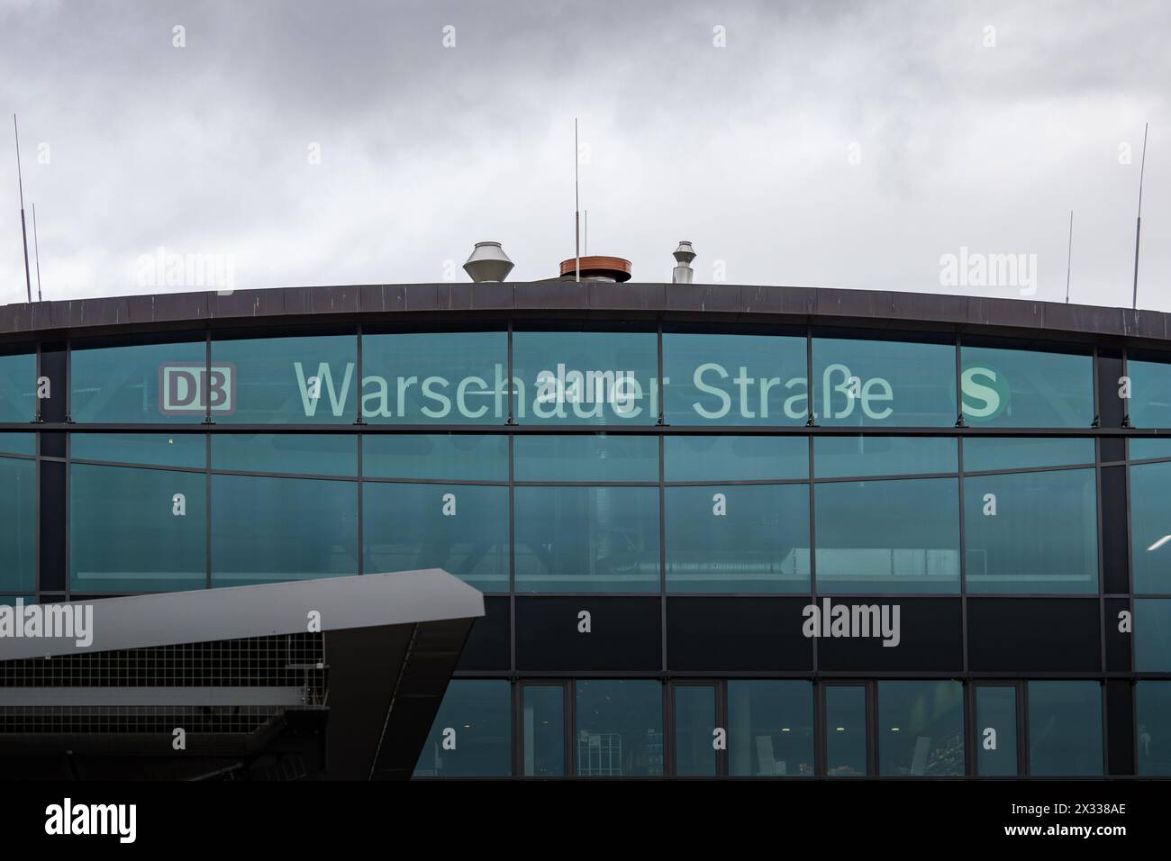 Bahnhof Warschauer Straße in Berlin Friedrichshain. Der U- und S-Bahnhof ist ein beliebter Ort. Stockfoto