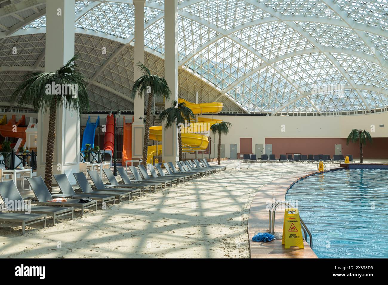 ESTOSADOK, RUSSLAND - AUGUST 1,2014: Pool und Wasserrutschen in der Gorki Mall Stockfoto