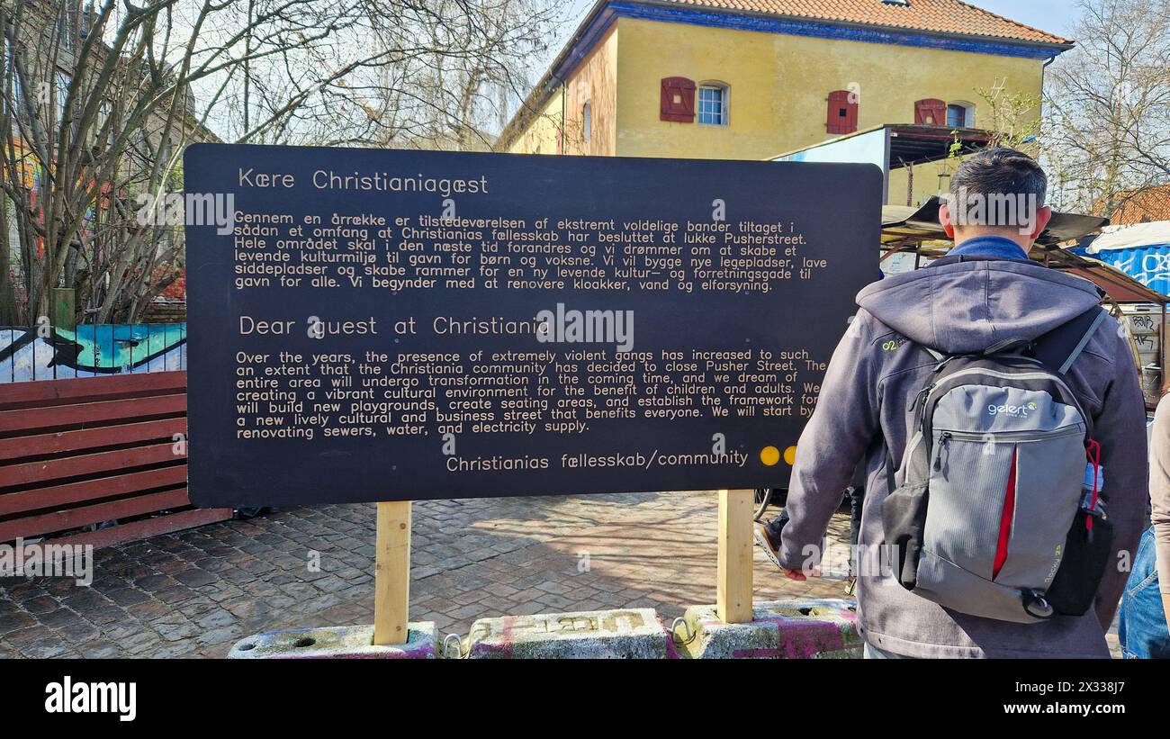 Kopenhagen, Dänemark - 06. April 2024: Menschen graben Kopfsteinpflaster aus, um die Pusher Street zu schließen und gegen Verbrechen und Banden zu kämpfen. Stockfoto