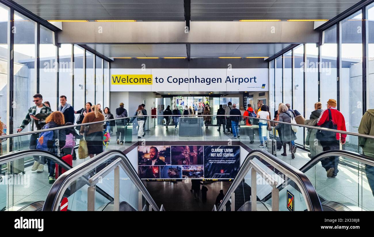 Kopenhagen, Dänemark - 7. April 2024: Menschen, die im Kopenhagener Flughafen spazieren gehen. Stockfoto