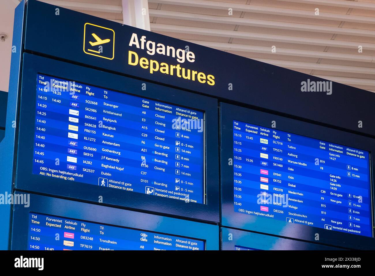 Kopenhagen, Dänemark - 7. April 2024: Informationsbildschirme zum Einsteigen von Flügen am Flughafen Kopenhagen. Stockfoto