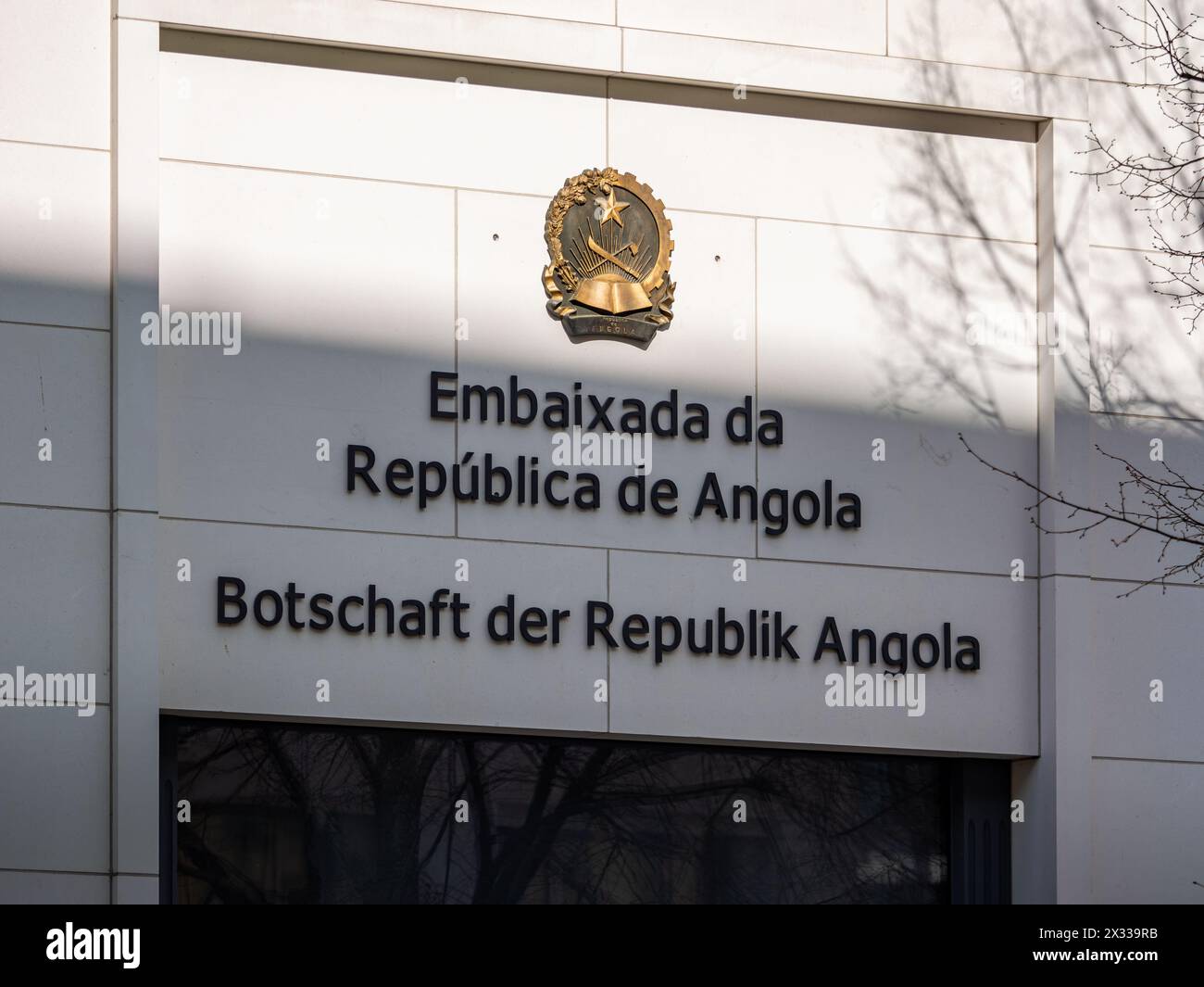 Eingang der Botschaft der Republik Angola in die Hauptstadt. Nahaufnahme der Fassade mit dem Emblem oder Wappen des afrikanischen Landes. Stockfoto