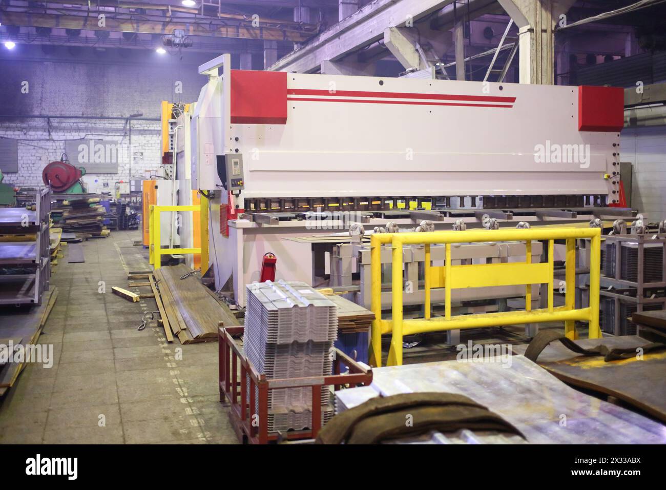 Industriegebäude mit hydraulischer Schere zum Schneiden von Metallkonstruktionen Stockfoto