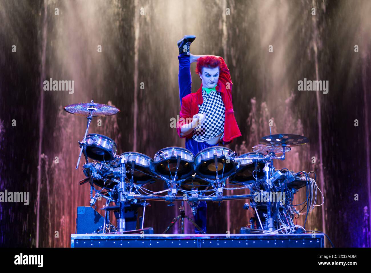 RUSSLAND, MOSKAU - 18. Dezember 2014: Darsteller spielt auf der Bühne des Aquamarine Circus auf dem Schlagzeug-Kit. Stockfoto