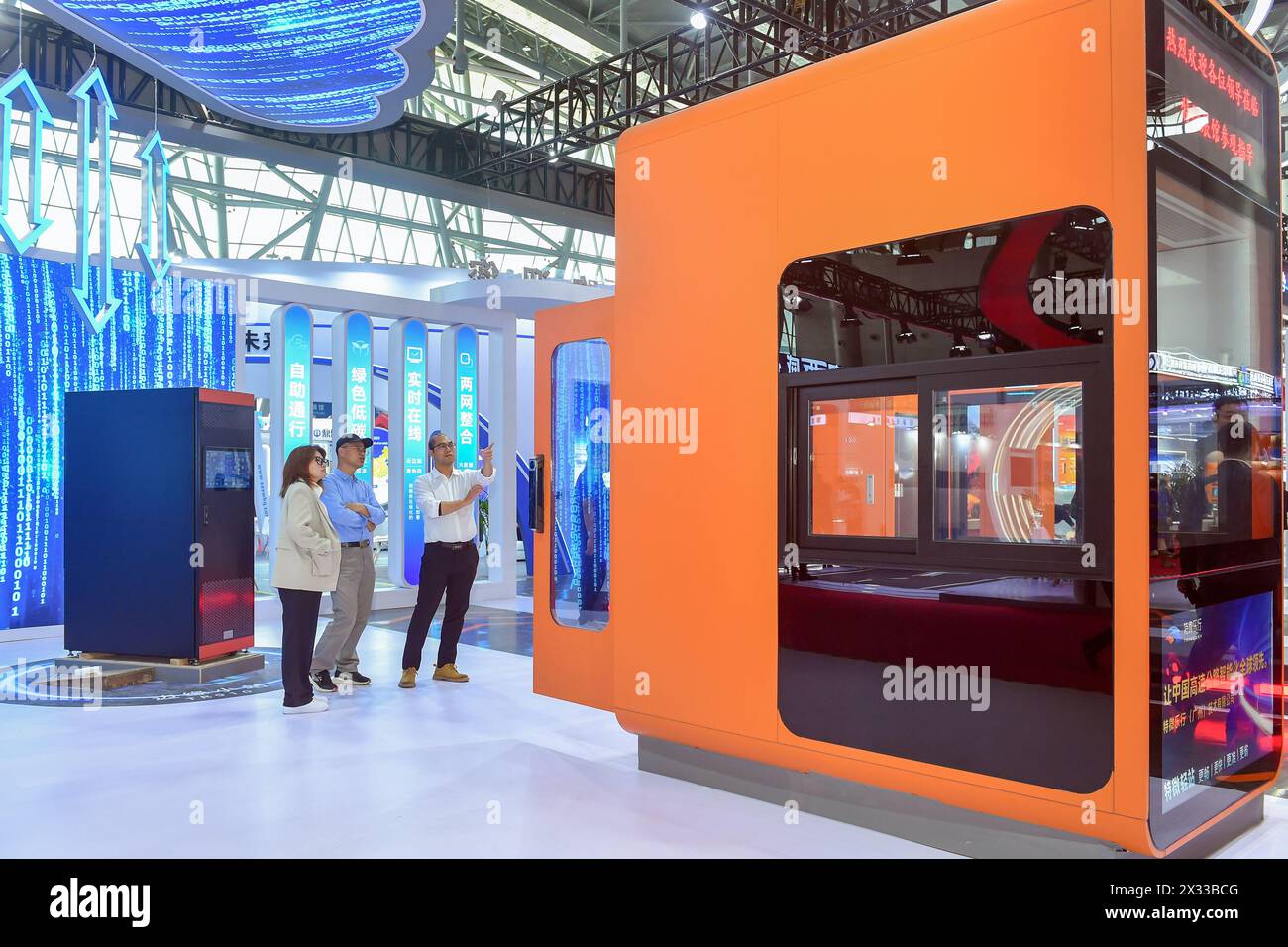 HEFEI, CHINA - 29. MÄRZ 2024 - Besucher besuchen die 26. China Highway Informatization Conference in Hefei, Provinz Anhui, China, 29. März 2024. Stockfoto