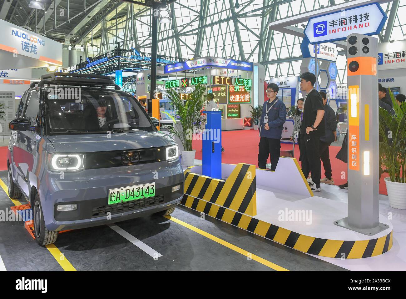 HEFEI, CHINA - 29. MÄRZ 2024 - Besucher besuchen die 26. China Highway Informatization Conference in Hefei, Provinz Anhui, China, 29. März 2024. Stockfoto