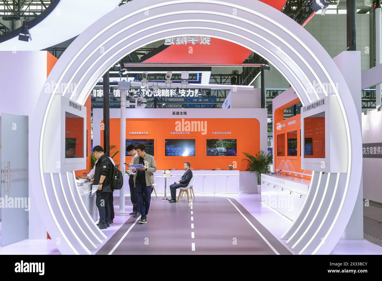 HEFEI, CHINA - 29. MÄRZ 2024 - Besucher besuchen die 26. China Highway Informatization Conference in Hefei, Provinz Anhui, China, 29. März 2024. Stockfoto