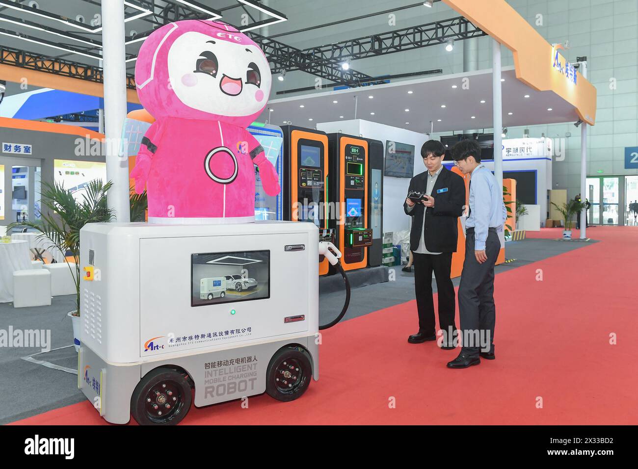 HEFEI, CHINA - 29. MÄRZ 2024 - Besucher besuchen die 26. China Highway Informatization Conference in Hefei, Provinz Anhui, China, 29. März 2024. Stockfoto