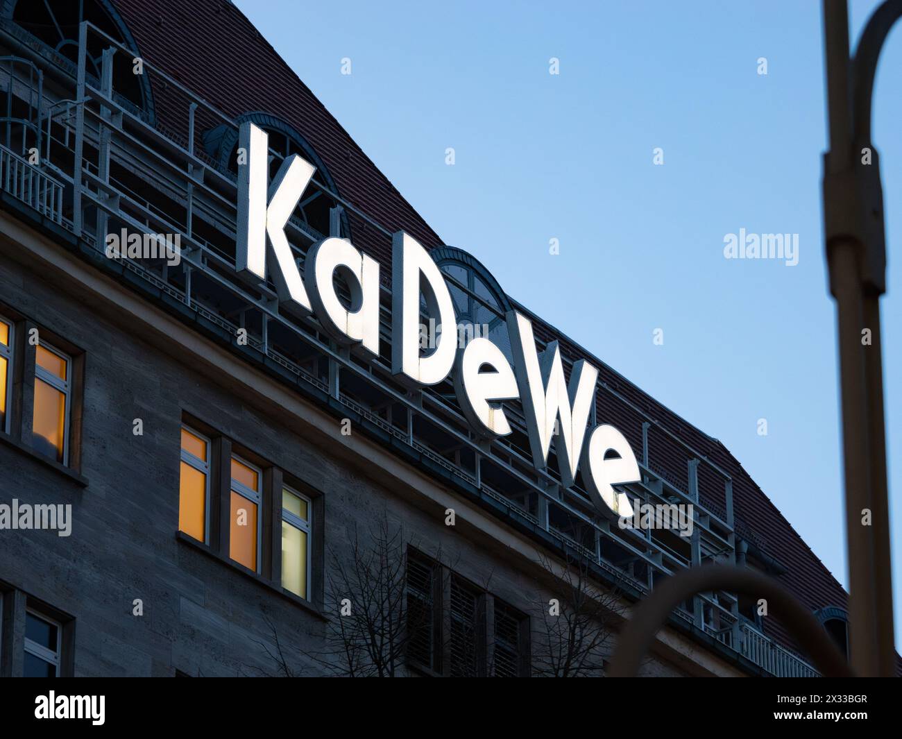 KaDeWe-Schild beleuchtet an der Gebäudefassade des berühmten Luxus-Einkaufszentrums Kaufhaus des Westens. Logo zur Abendzeit des Händlers. Stockfoto