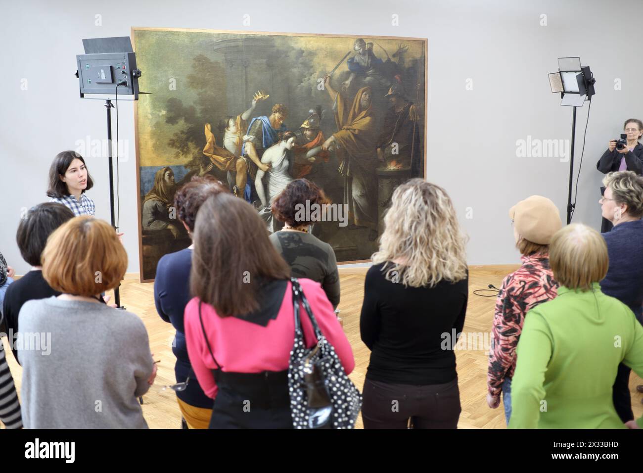 RUSSLAND, MOSKAU - 18. MAI 2015: Reiseleiter spricht über restaurierte nach einem Feuerbild für die Besucher im Zentrum von Grabar. Stockfoto