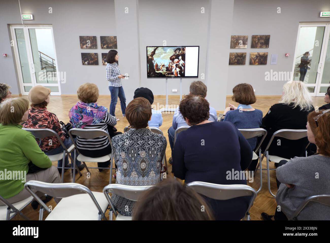 RUSSLAND, MOSKAU - 18. MAI 2015: Viele Besucher sitzen in der Nähe der Ausstellung mit restauriertem nach einem Feuer Bild in der Galerie im Zentrum von Grabar. Stockfoto