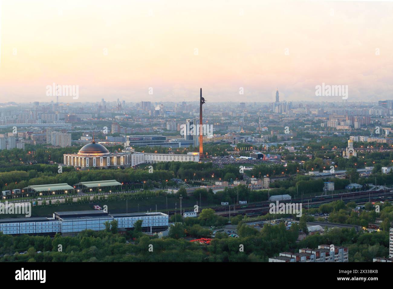 Poklonnaya Gora, Panoramablick auf den Siegespark während des Feiertags abends in Moskau Stockfoto