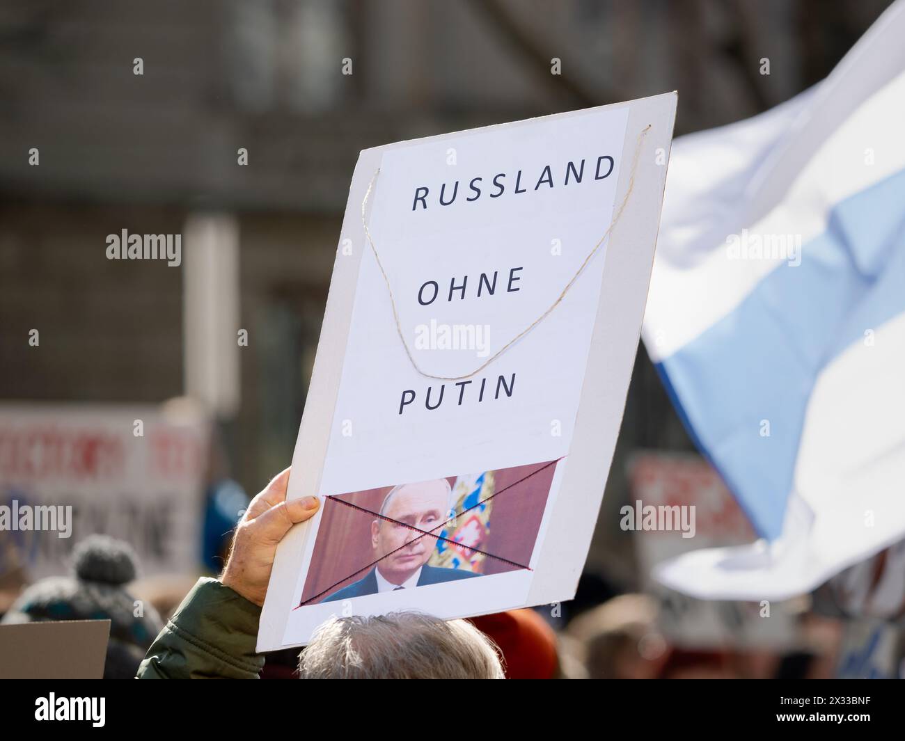 Protestzeichen gegen Putin und seine Politik in Deutschland. Die Botschaft lautet "Russland ohne Putin", was "Russland ohne Putin" bei einer Demonstration bedeutet. Stockfoto