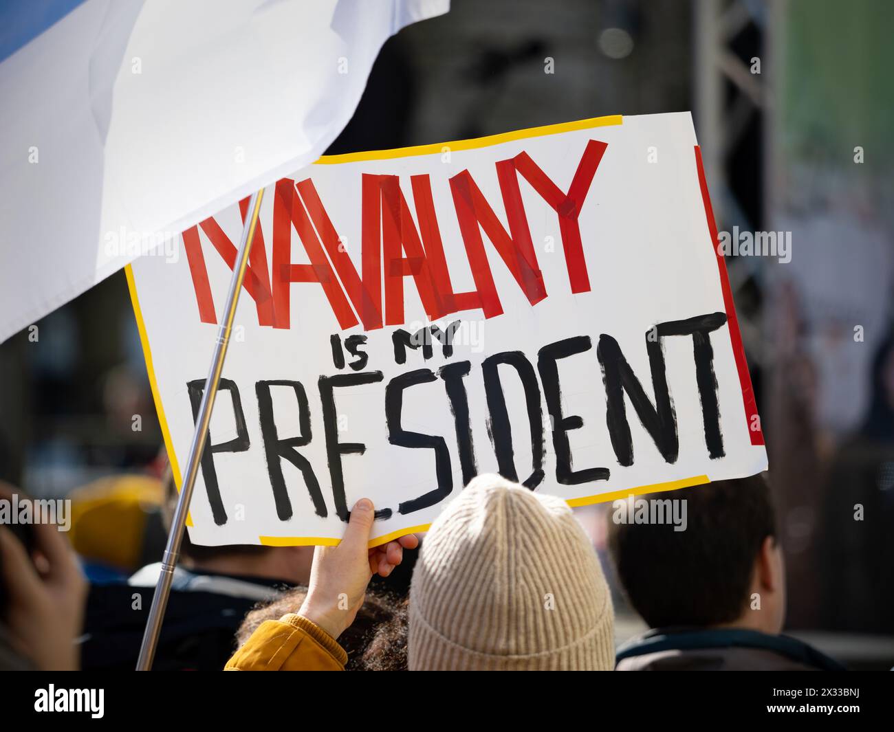 Protestzeichen gegen die Politik Russlands. Auf dem Banner steht: "Nawalny ist mein Präsident". Nahaufnahme der Posterbotschaft der Demonstration. Stockfoto