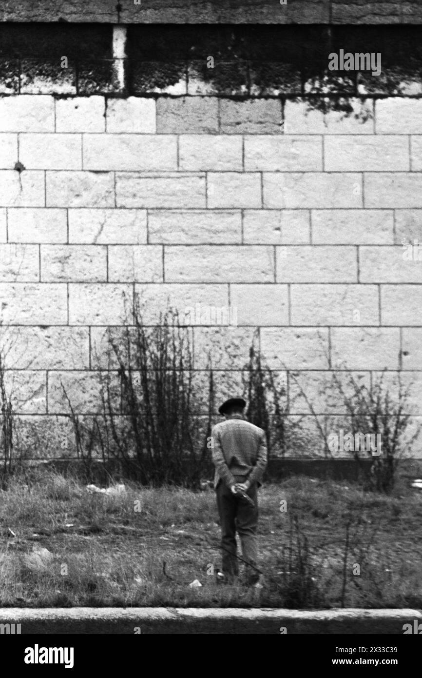 Einsamer Mann, der auf dem Kai des Flusses Saone läuft, Lyon, Frankreich, Archiv der 80er Jahre Stockfoto