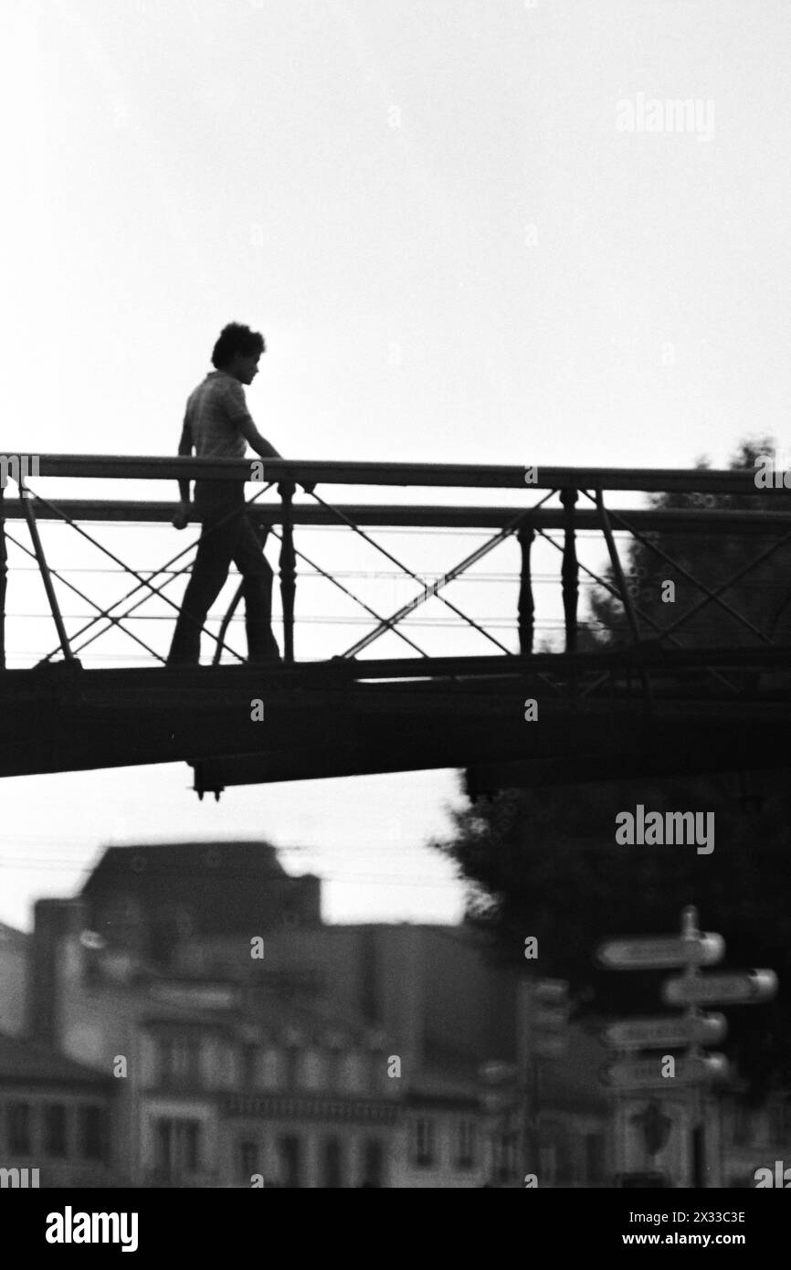 Mann überquert L'homme de la Roche Fußgängerbrücke, Lyon, Frankreich, Archiv 80er Jahre Stockfoto