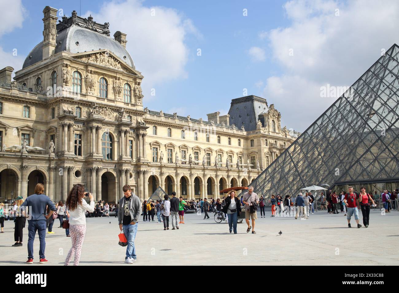 PARIS, FRANKREICH - 11. September 2014: Viele Touristen auf dem Platz in der Nähe des Haupteingangs zum Louvre Stockfoto