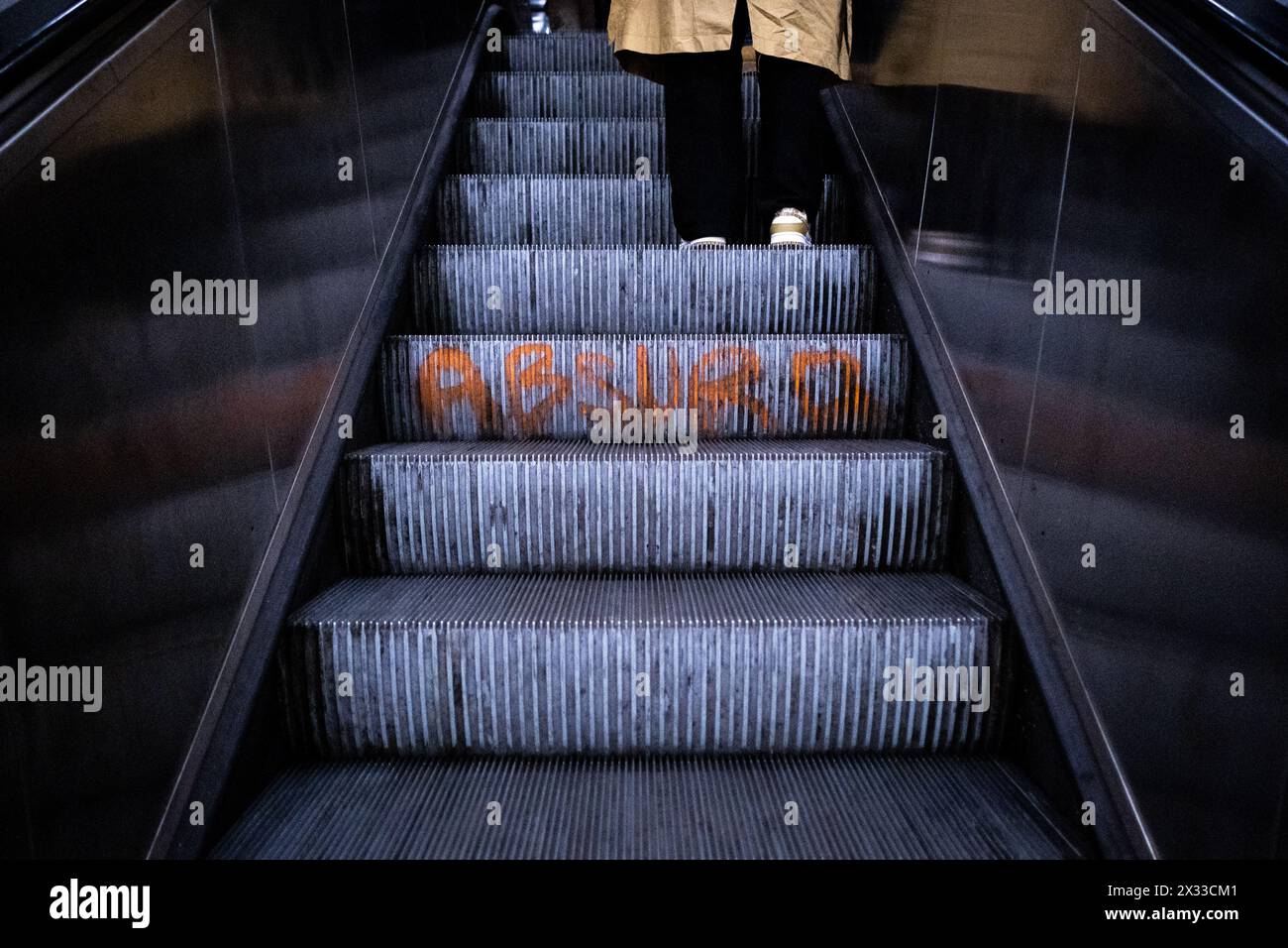 Graffiti mit absurder Schrift auf einer U-Bahn-Rolltreppe in Paris, Hauptstadt Frankreichs am 4. Januar 2023. Graffiti avec ecrit absurd sur une marche d'un Stockfoto