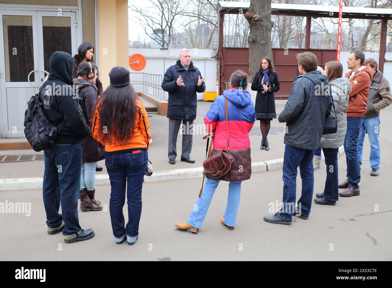 RUSSLAND, MOSKAU - 14. November 2014: Vorsitzender des Veteranenrates Alexander Jarovikow spricht mit Bloggern im nordöstlichen Bezirk von Moskau. Stockfoto