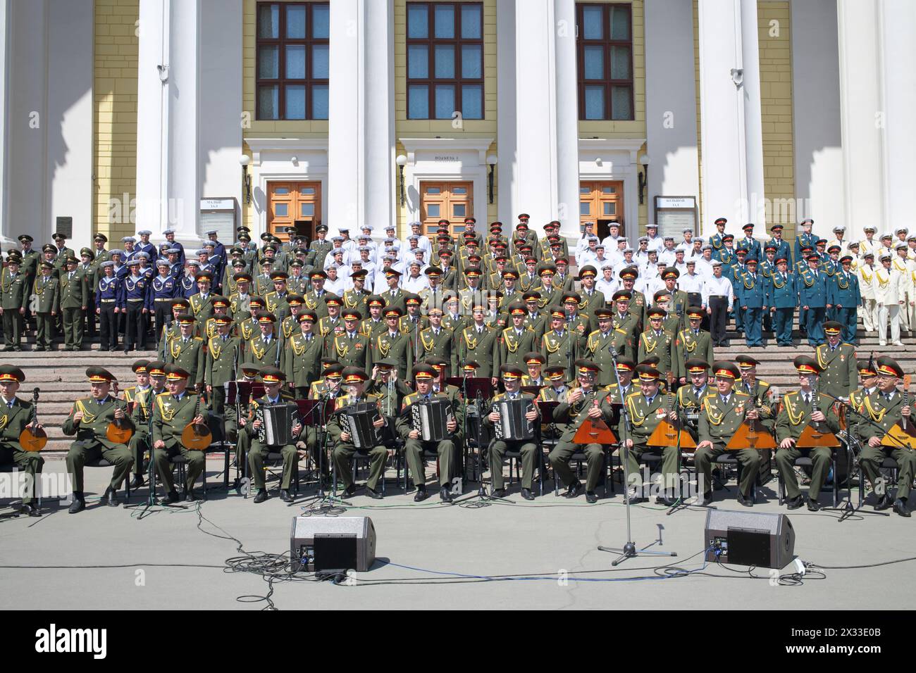 MOSKAU - 20. MAI 2014: Kombinierter Militärchor auf den Stufen des Theaters der Russischen Armee während des Rezensionswettbewerbs Song und Tanzensemble o Stockfoto