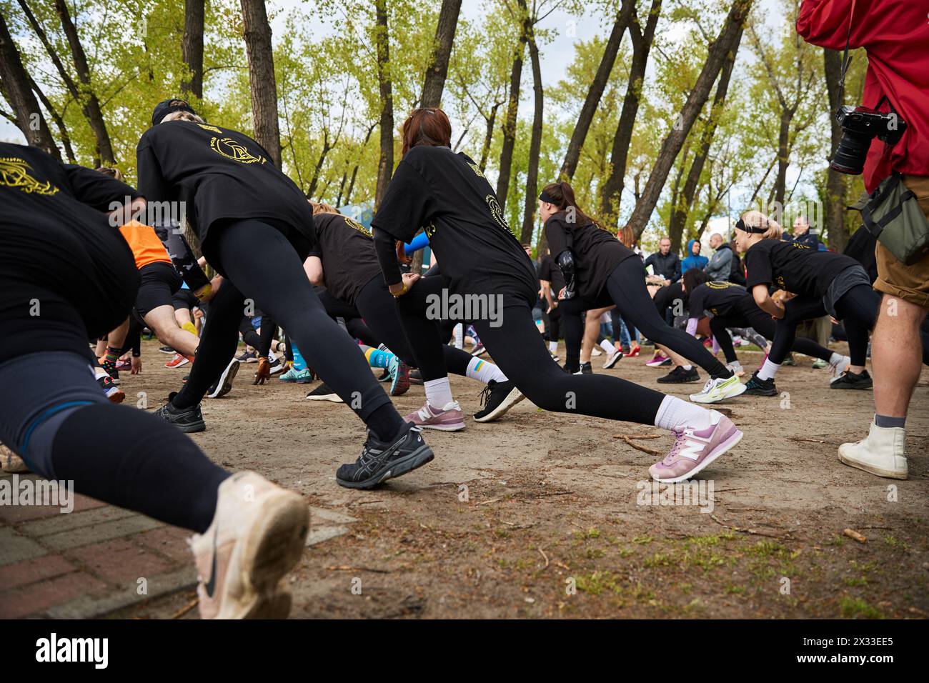 Gruppe von Frauen, die sich zu Beginn des Spartan Race dehnen und aufwärmen. Kiew - 20. April 2024 Stockfoto