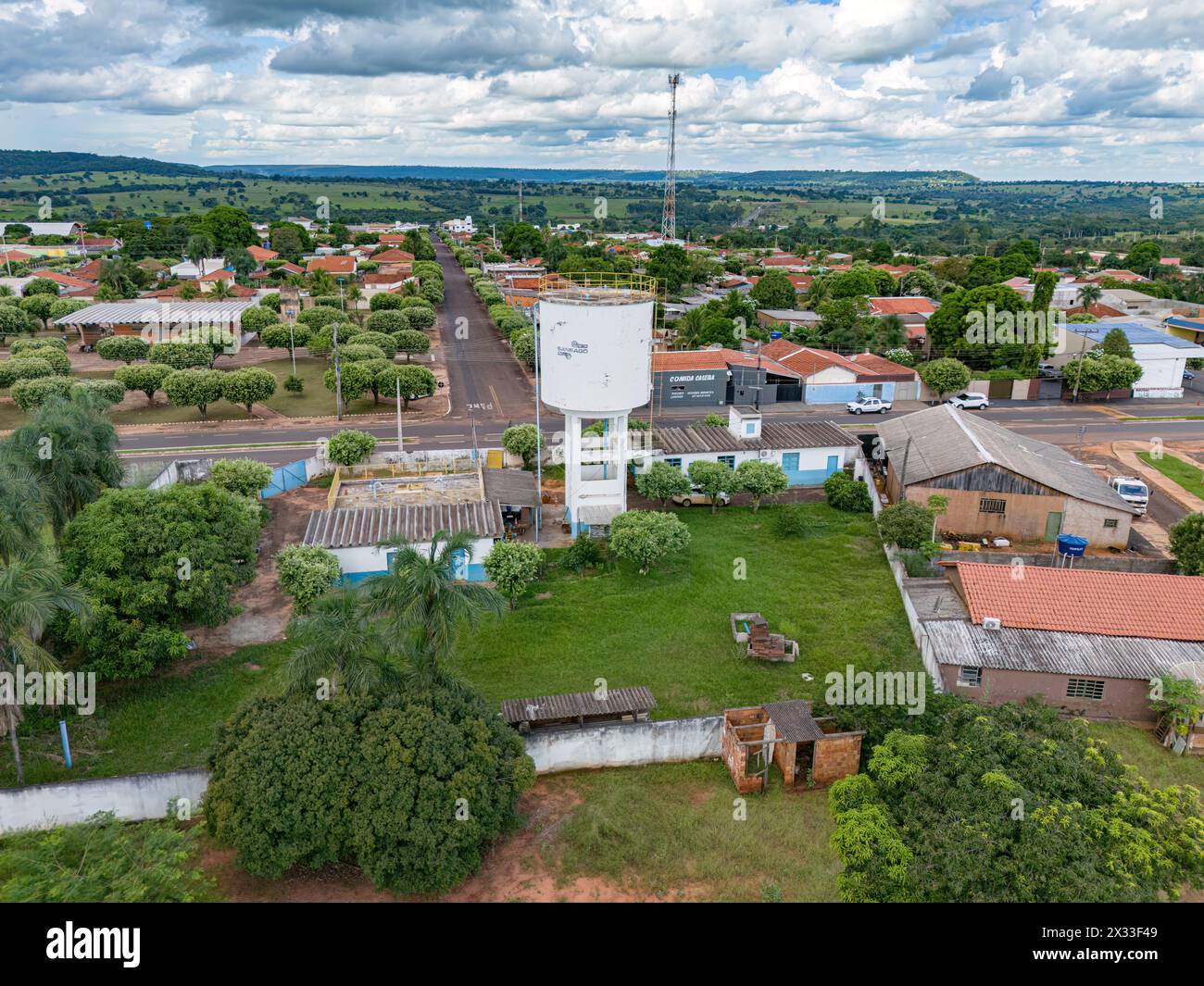 Itaja, Goias, Brasilien - 04 13 2024: Luftbild des Saneago-Wassertanks und der Wasserversorgungsabteilung von itaja goias Stockfoto