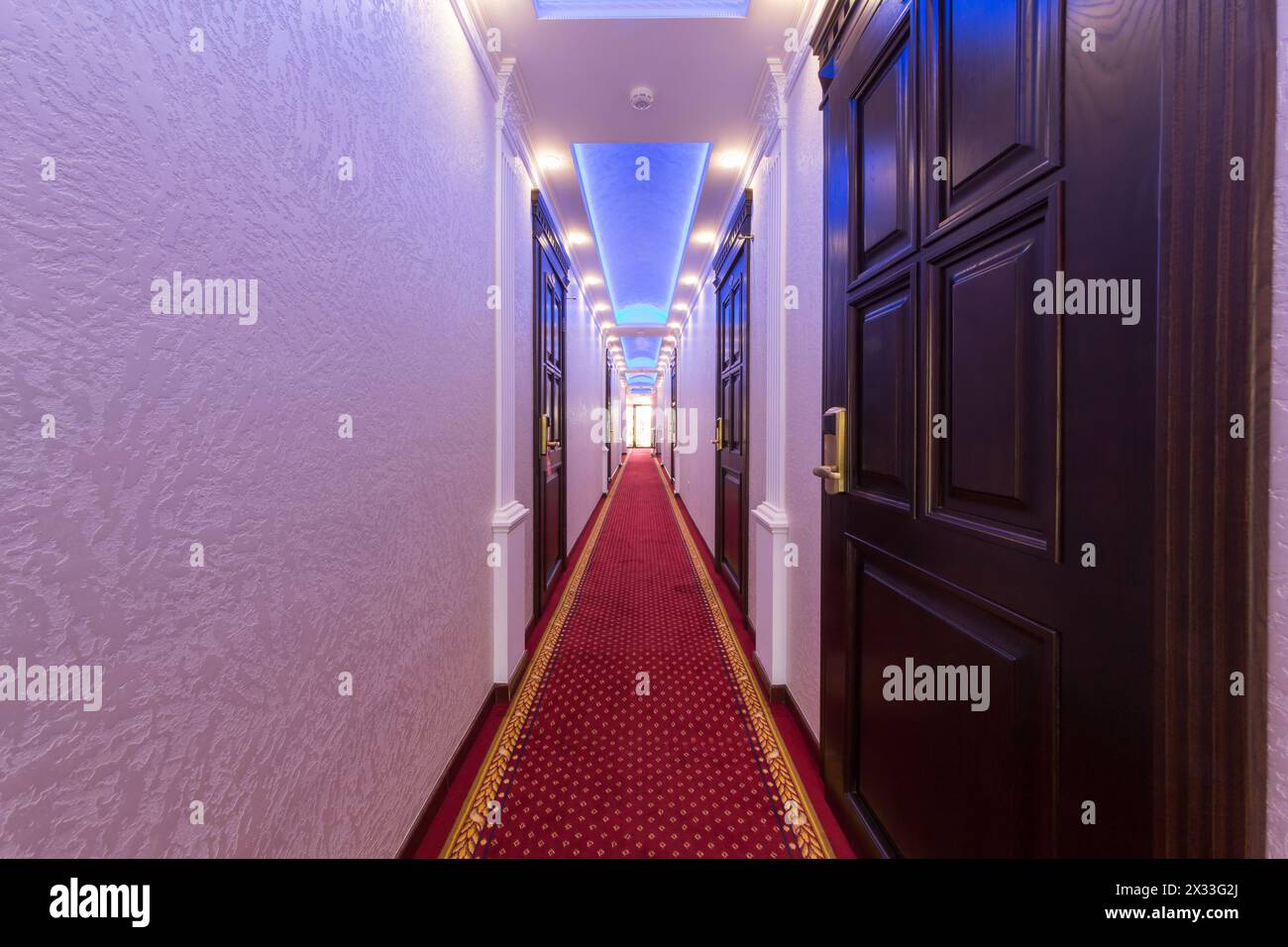 ADLER, RUSSLAND - 22. JULI 2014: Hotelkorridor mit vielen Türen und Teppich im Hotel Shine House Stockfoto
