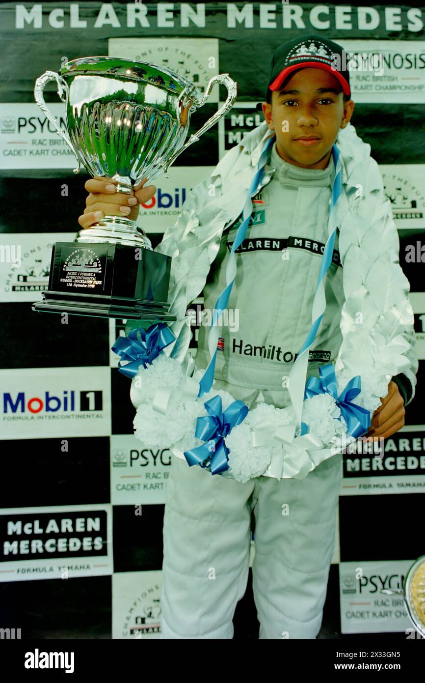 Sir Lewis Hamilton ist ein britischer Rennfahrer, der in der Formel 1 für Mercedes antritt, und ist auch für McLaren gefahren, nachdem er 1998 die McLaren Mercedes-Champions der Zukunftsrunde im Buckmore Park gewonnen hatte. Stockfoto