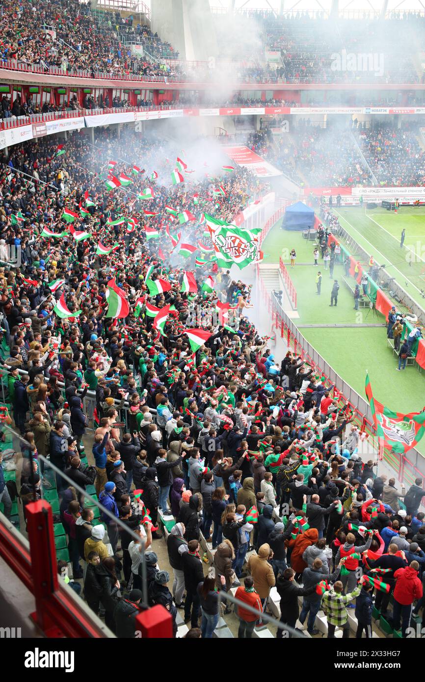 MOSKAU, RUSSLAND - 30. März 2014: Fans starten Rauchfackeln und schwenken Fahnen auf die Stadionlokomotive Stockfoto