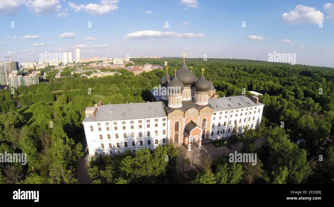 RUSSLAND, MOSKAU - 23. MAI 2014: Kathedrale der Fürsprache der Heiligen Jungfrau Maria zwischen Pflanzen in der Nähe der Stadt am sonnigen Frühlingstag. Luftaufnahme. Stockfoto