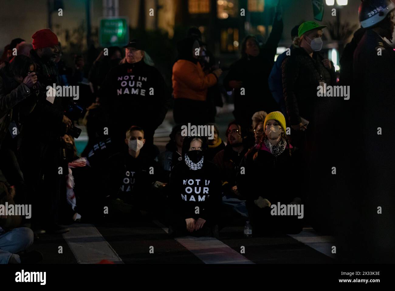 NEW YORK, NEW YORK - 23. APRIL: Die palästinensischen jüdischen New Yorker haben den Block des Mehrheitsführers Chuck Schumer (D-NY) am 23. April 2024 in New York City geschlossen. Hunderte von Demonstranten versammelten sich vor dem Haus des Senators, um den Mehrheitsführer aufzufordern, keine Waffen mehr an das israelische Militär zu schicken. (Foto: Michael Nigro/SIPA USA) Stockfoto