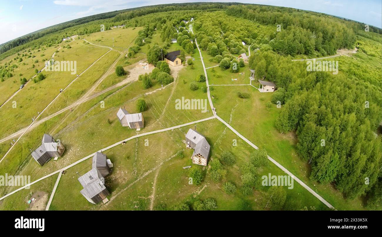 RUSSLAND, NICOLA-LENIVETS - 5. Juli 2014: Sommerhäuser im Wunderland Park während des 9. Internationalen Festivals der Landschaftsobjekte Archstoyanie in der sonnigen d Stockfoto