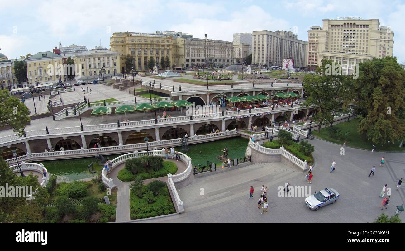 MOSKAU - 12. August 2014: Manezhnaja-Platz mit wunderschönen Springbrunnen und dem Einkaufszentrum Okhotny Ryad, aus der Luft Stockfoto