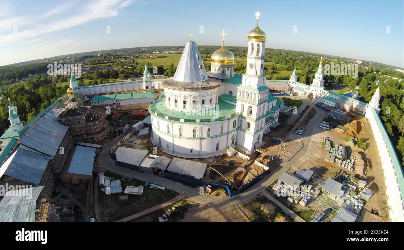 RUSSLAND, MOSKAU – 12. JUL 2014: Komplex des Klosters Neu-Jerusalem mit der Kathedrale zur Auferstehung Christi am sonnigen Sommertag. Luftaufnahme (Foto mit Nasenlöchern Stockfoto