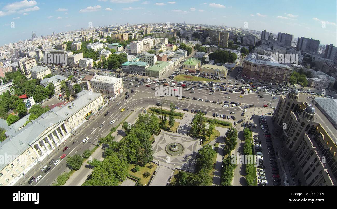 RUSSLAND, MOSKAU - 23. MAI 2014: Straßenverkehr in der Nähe eines kleinen Parks auf dem Kudrinskaja Platz mit Brunnen am sonnigen Frühlingstag. Luftaufnahme Stockfoto