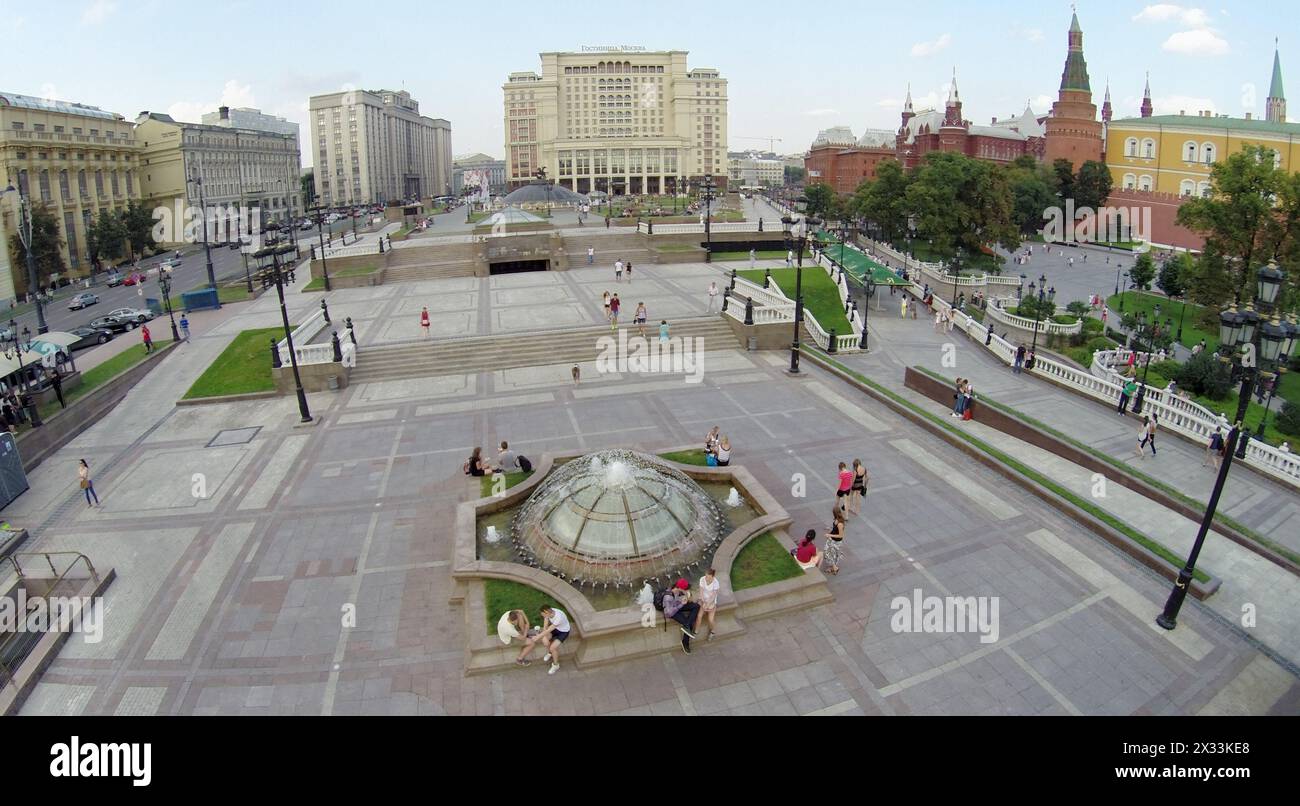 MOSKAU - 12. August 2014: Kuppel des Brunnens auf dem Manezh-Platz, aus der Vogelperspektive. Blick auf das Moskauer Hotel Stockfoto