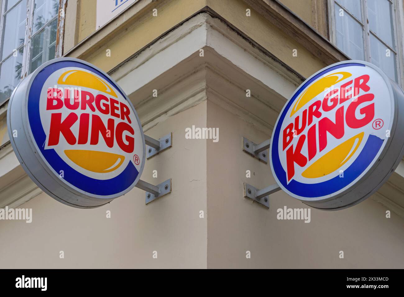 Budapest, Ungarn - 31. Juli 2022: Two Signs American Fast Food Chain Burger King Restaurant at Building Corner. Stockfoto