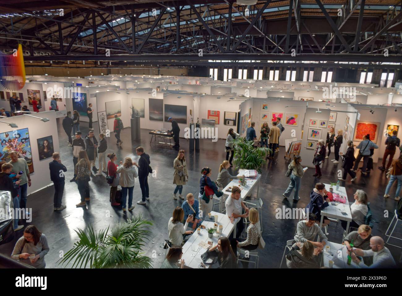 Affordabale Art Fair, Kunstmesse in der Arena in Alt-Treptow. Kunst ab 100 Euro .Messe für zeitgenössische erschwingliche Kunst. 50 nationale und inte Stockfoto